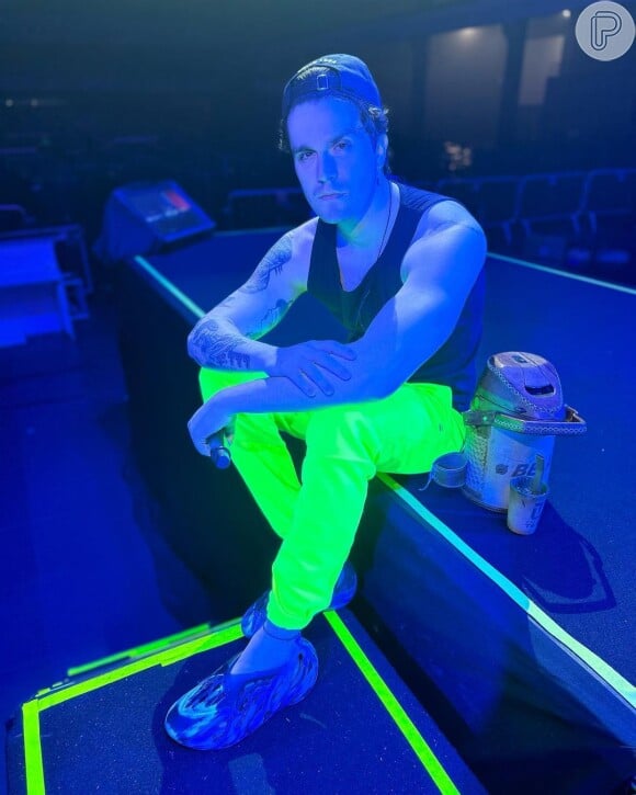 Luan Santana usou calça neon e look fluorescente foi alvo de comentários nas redes