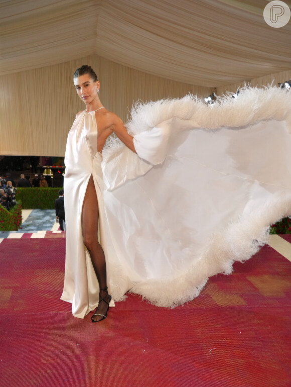 Hailey Bieber é fã do estilo minimalista no MET Gala: esse slip dress usado em 2022 é prova disso