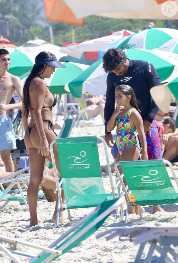 Com a filha, Maria Flor, e o marido, Hugo Moura, Deborah Secco usou biquíni de tirinhas na praia