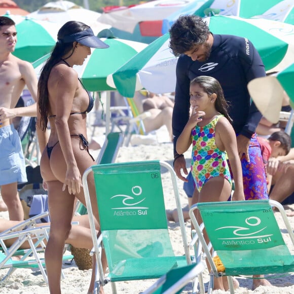 Com a filha, Maria Flor, e o marido, Hugo Moura, Deborah Secco usou biquíni de tirinhas na praia