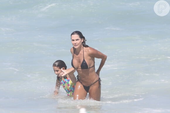 Praia em família: Deborah Secco entrou no mar com a filha, Maria Flor