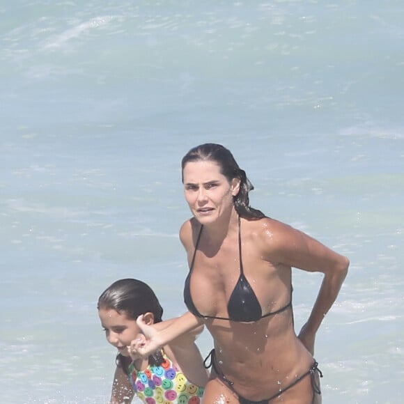 Praia em família: Deborah Secco entrou no mar com a filha, Maria Flor