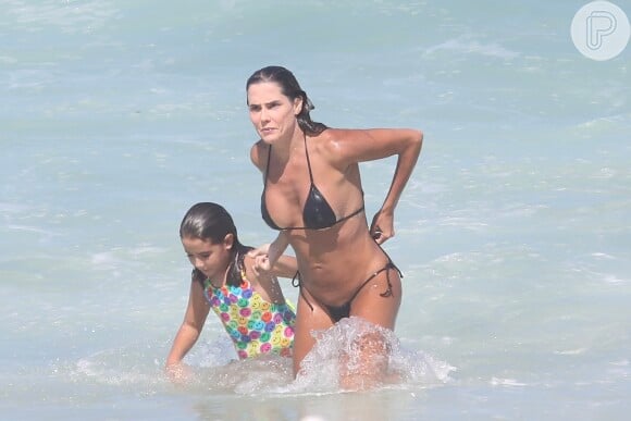 Deborah Secco escolheu biquíni preto cortininha para dia de praia com filha, Maria Flor