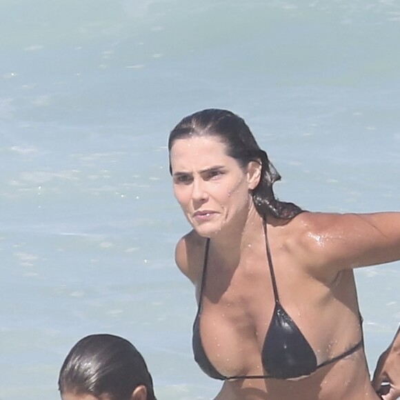 Deborah Secco escolheu biquíni preto cortininha para dia de praia com filha, Maria Flor