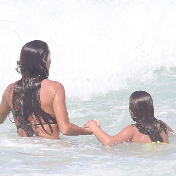 Filha de Deborah Secco, Maria Flor acompanhou a mãe em mergulho