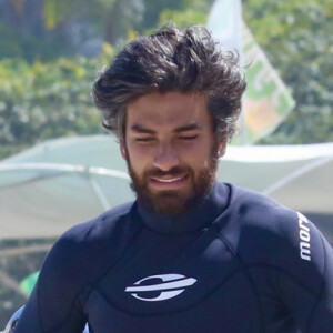 Marido de Deborah Secco, Hugo Moura foi surfar em dia de praia com família