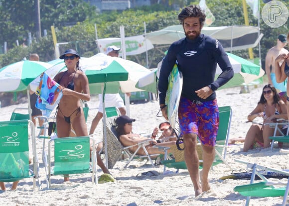 Marido de Deborah Secco, Hugo Moura foi surfar em dia de praia com família