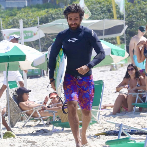 Marido de Deborah Secco, Hugo Moura foi surfar em dia de praia com família