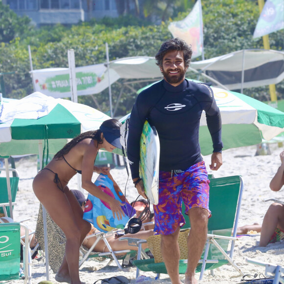 Hugo Moura e Deborah Secco curtiram feriado na praia com a filha, Maria Flor