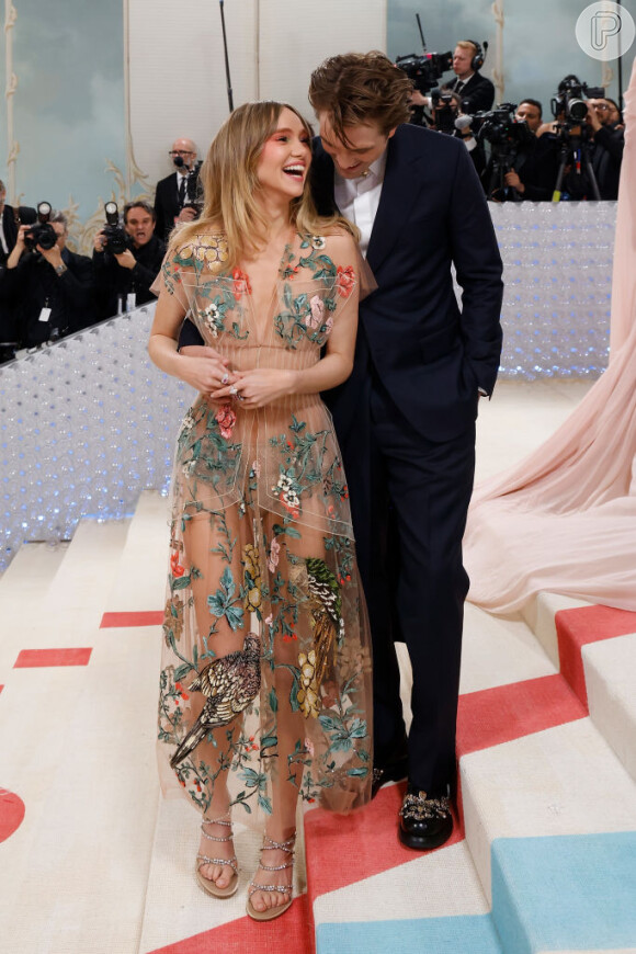 Met Gala 2023: Robert Pattinson e a namorada, Suki Waterhouse, desfilaram no tapete vermelho do evento