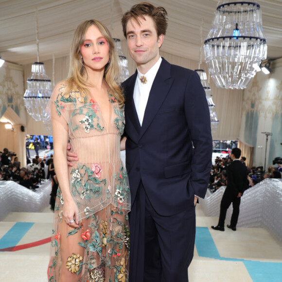 Suki Waterhouse usou vestido Fendi transparente, enquanto Robert Pattinson optou por um smoking Dior Men preto