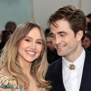 A cantora Suki Waterhouse é namorada do ator Robert Pattinson