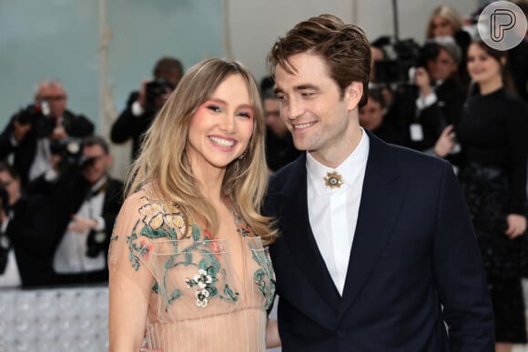 A cantora Suki Waterhouse é namorada do ator Robert Pattinson