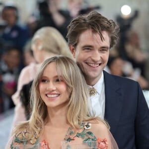 Robert Pattinson fez rara aparição ao lado de Suki Waterhouse