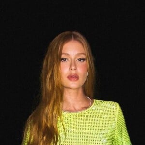 Marina Ruy Barbosa usou conjunto brilhoso da marca Self-Portrait