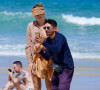 Grazi Massafera tirou foto com fã ao ser abordada em praia