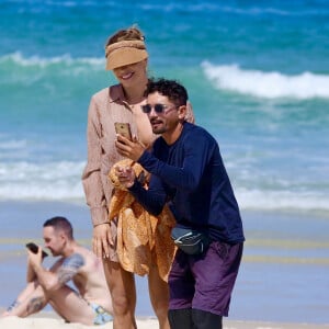 Grazi Massafera tirou foto com fã ao ser abordada em praia