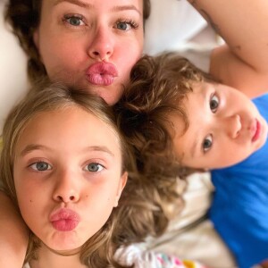 Mariana Bridi postou foto com os filhos, Aurora e Valentim: 'Aberta oficialmente a temporada de 'Meu Deus eu não aguento mais essas crianças com catarro''