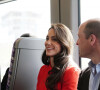 Kate Middleton e Príncipe William se misturaram à multidão, sentaram nos bancos e passaram toda a viagem conversando com populares
