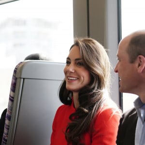 Kate Middleton e Príncipe William se misturaram à multidão, sentaram nos bancos e passaram toda a viagem conversando com populares