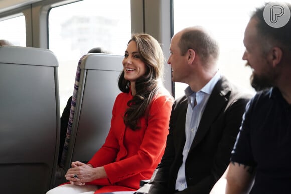 Kate Middleton e Príncipe William se misturaram à multidão, sentaram nos bancos e passaram toda a viagem conversando com populares