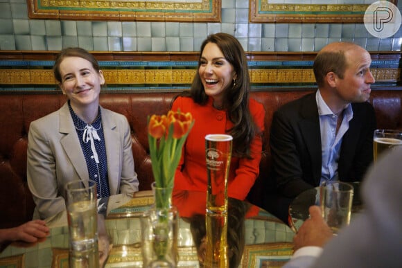 Kate Middleton e Príncipe William conversaram com comerciantes a respeito dos preparativos para a coroação de Charles