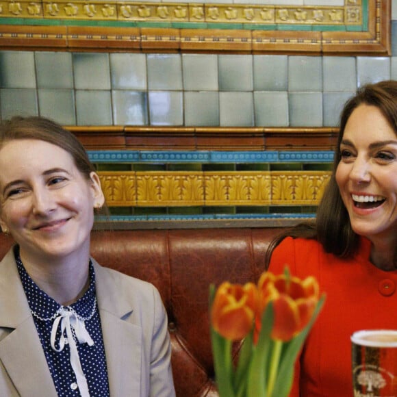 Kate Middleton e Príncipe William conversaram com comerciantes a respeito dos preparativos para a coroação de Charles