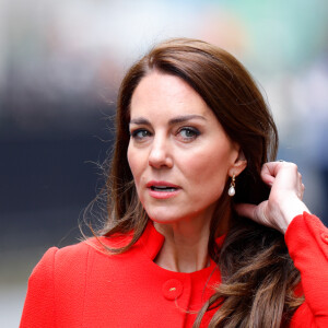 Kate Middleton elegeu um look vermelho para passeio no Soho