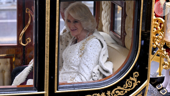 Camilla Parker Bowles passou por imprevisto e precisou de ajuda o chegar para coroação do marido, Rei Charles III