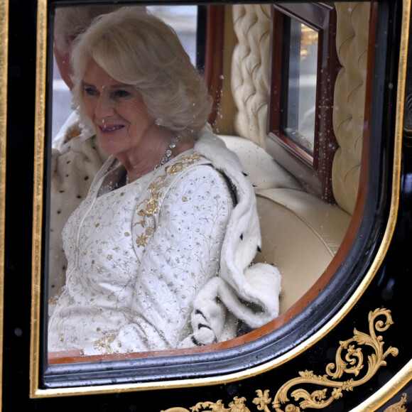 Camilla Parker Bowles passou por imprevisto e precisou de ajuda o chegar para coroação do marido, Rei Charles III