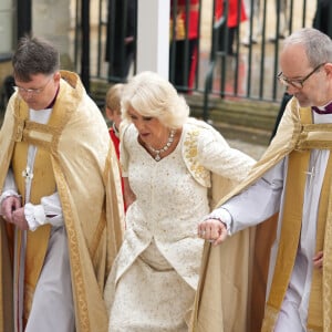 Camilla Parker Bowles usou na coroação de Rei Charles III vestido assinado pelo mesmo figurinista da Princesa Diana