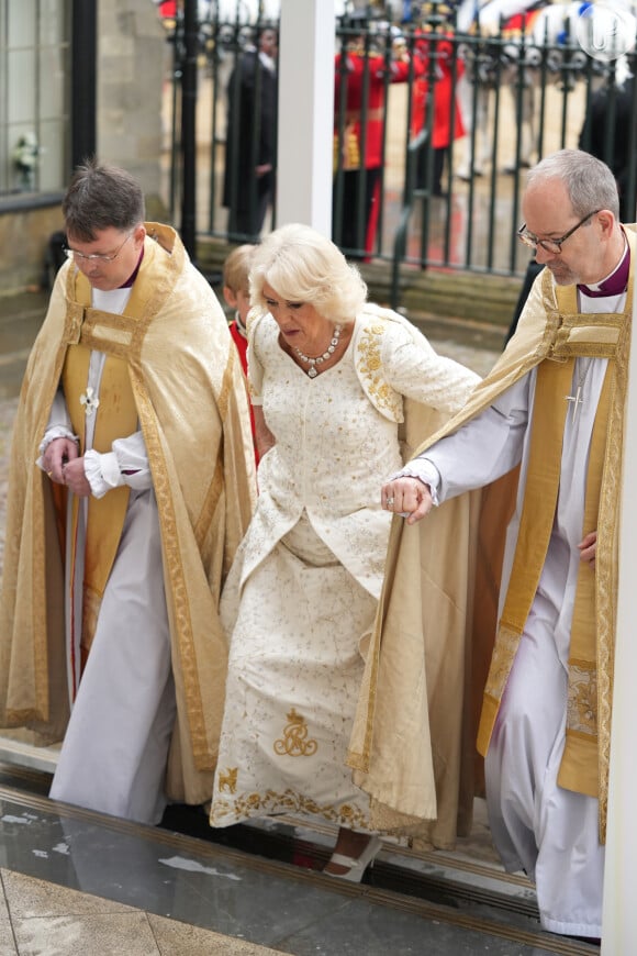 Camilla Parker Bowles usou na coroação de Rei Charles III vestido assinado pelo mesmo figurinista da Princesa Diana