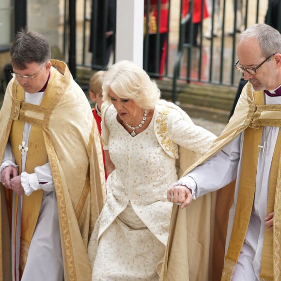 Camilla Parker Bowles usou na coroação de Rei Charles III vestido assinado pelo mesmo figurinista da Princesa Diana