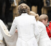 Camilla Parker Bowles precisou de ajuda para não sujar o vestido ao chegar na coroação de Rei Charles III