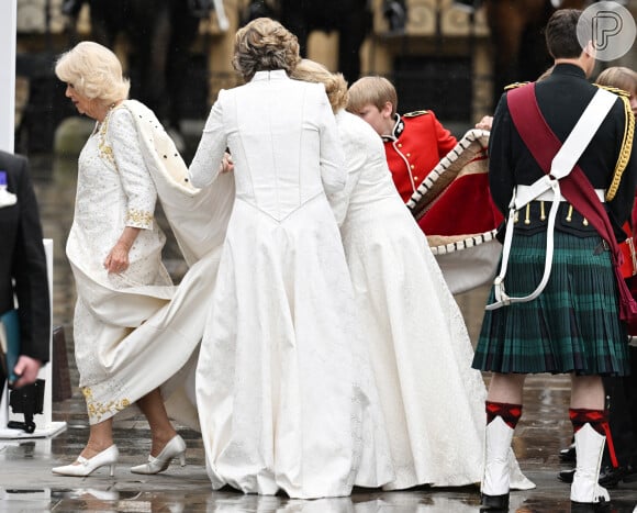Camilla Parker Bowles precisou de ajuda para não sujar o vestido ao chegar na coroação de Rei Charles III