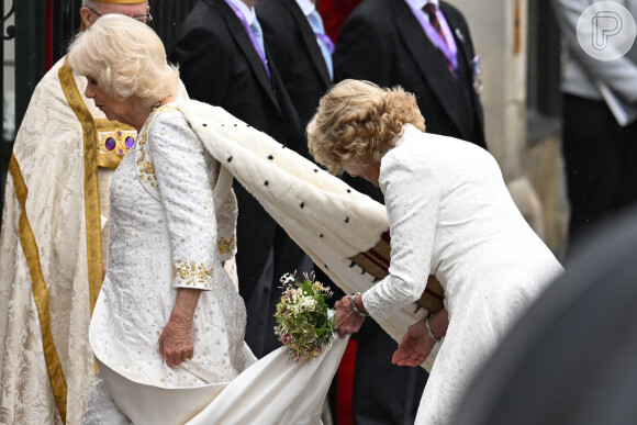 Camilla Parker Bowles quase sujou vestido para a coroação de Rei Charles III