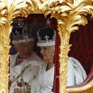 A Rainha Camilla Parker Bowles e Rei Charles III deixaram a abadia rumo ao Palácio de Buckingham