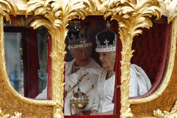 A Rainha Camilla Parker Bowles e Rei Charles III deixaram a abadia rumo ao Palácio de Buckingham