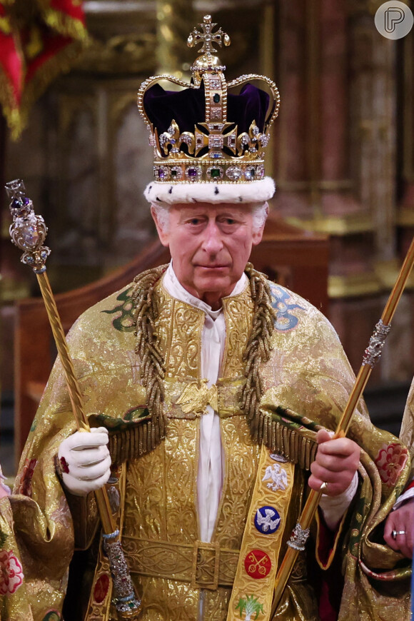 Rei Charles III com a coroa na cerimônia que custou mais de 600 milhões de reais aos cofres públicos