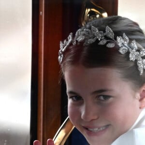 Filha de Kate Middleton, a princesa Charlotte usou uma espécie de coroa idêntica à da mãe