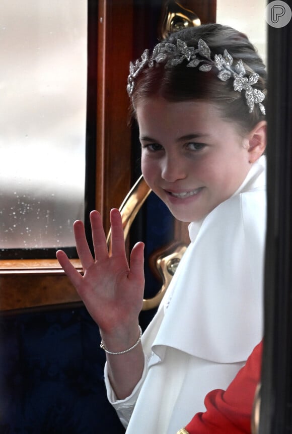 Filha de Kate Middleton, a princesa Charlotte usou uma espécie de coroa idêntica à da mãe