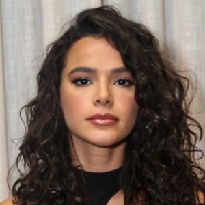 Bruna Marquezine elege look ousado para curtir show de Marina Sena no Rio