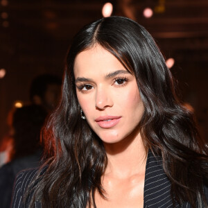 Bruna Marquezine resolveu sair para curtir a noite deste sábado (07)