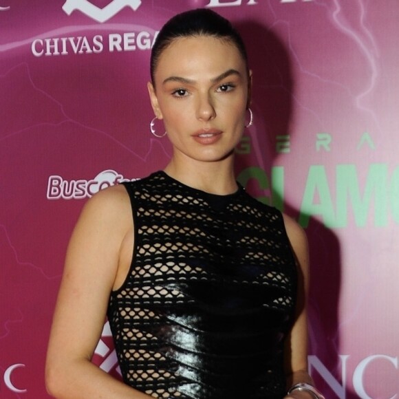 Ousada! Isis Valverde apostou na transparência do vestido preto