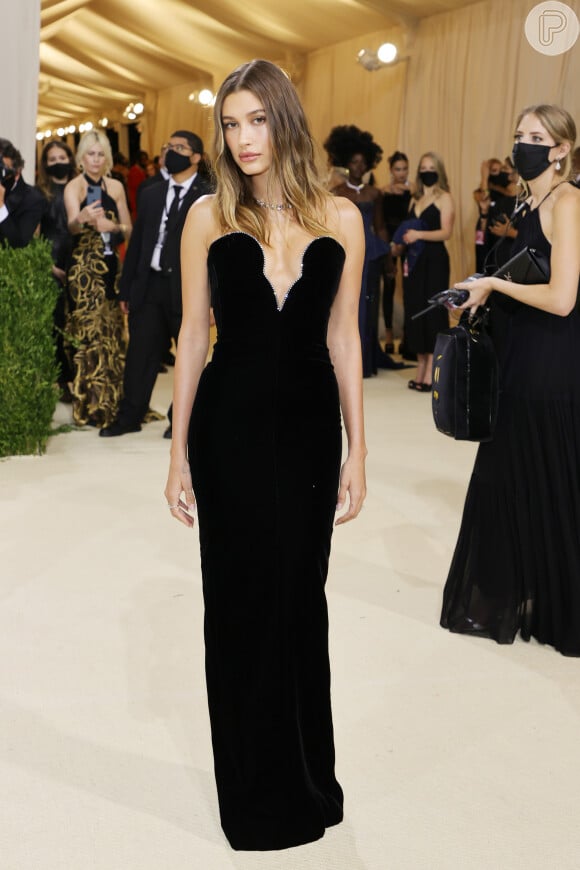 O vestido preto com decote foi usado por Hailey Bieber no MET Gala 2021, mas a peça minimalista segue em alta em 2023