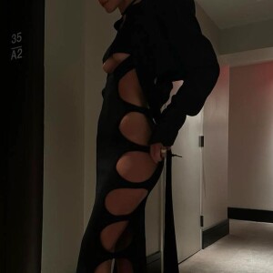 Quer inspiração ousada e sexy? Que tal esse vestido preto com recortes laterais e abaixo dos seios de Bruna Marquezine? Diva faz assim!