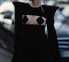 Esse é pra quem curte um look diferentão: que tal o vestido preto curto e com recorte nos seios usado pela influencer de moda Olga Ferrara durante a Semana da Moda de Paris, em março de 2023, na França?