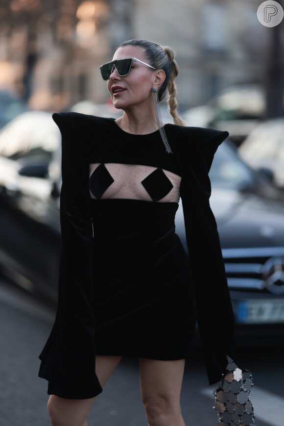 Esse é pra quem curte um look diferentão: que tal o vestido preto curto e com recorte nos seios usado pela influencer de moda Olga Ferrara durante a Semana da Moda de Paris, em março de 2023, na França?