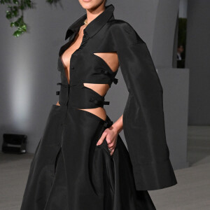 Bruna Marquezine ama um vestido original e com recortes estratégicos: esse preto e cheio de glamour foi usado no 2nd Annual Academy Museum Gala em outubro de 2022, na Califórnia