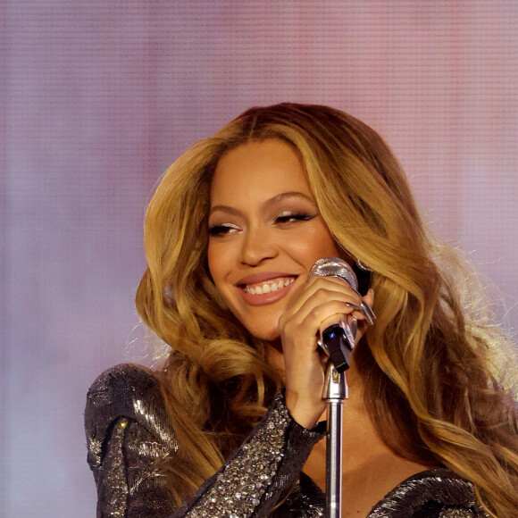 Beyoncé começou a tour com um macacão da Alexander McQueen repleto de brilho